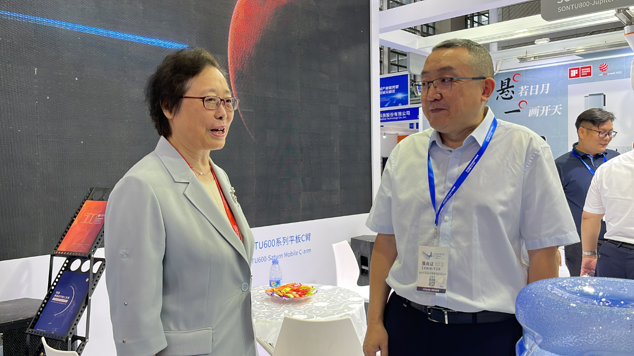 中国医学装备协会 侯岩理事长到访深图展台.jpg